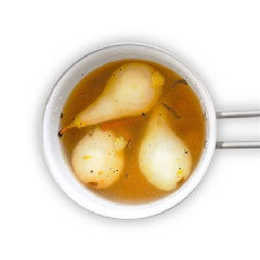 Trái lê Mỹ mua về rửa sạch, cho vào nồi nhỏ. Bẻ đôi trái vani cho vào. Tiếp đến thêm thanh quế, vỏ cam vàng, 50ml siro phong, 3g bột bạch đậu khấu, thêm nước lạnh vào xâm xấp mặt trái lê.