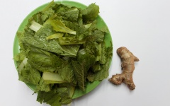 Chuẩn bị nguyên liệu. Cải bẹ xanh mua về, nhặt lá sạch, cắt khúc ngắn rửa sạch, để ráo. Gừng gọt bỏ vỏ, cắt sợi nhuyễn.