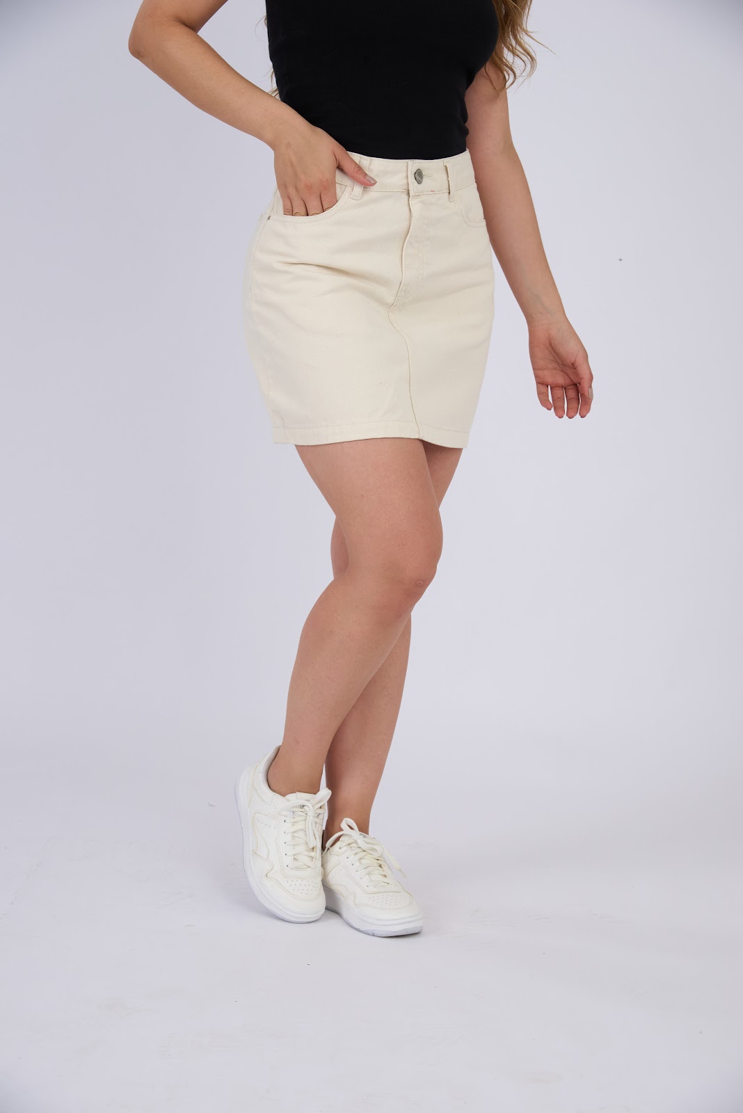 Falda corta rígida de tiro medio en denim, color ivory - Vista 3