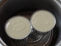 Dùng màng thực phẩm ủ bột bánh bò trong khoảng 2 đến 4 tiếng đồng hồ. Sau 2 tiếng thì gỡ màng thực phẩm ra, nếu như thấy hỗn hợp có xuất hiện bọt thì quậy đều hỗn hợp bột bánh bò lên nhé. Sau đó bắt nồi nước lên bếp, đun thật sôi. Cho khuôn bánh bò đã thoa dầu vào hấp khuôn cho nóng 5 phút. Sau đó quậy nhẹ đều hỗn hợp bột bánh bò cho vào khuôn hấp. Tùy vào khuôn bánh bò lớn nhỏ mà điều chỉnh thời gian hấp bánh nhé.