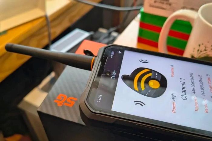 Điện thoại pin 20.000 mAh, bộ đàm, giá chưa 10 triệu - Báo Tri thức &amp; Cuộc sống