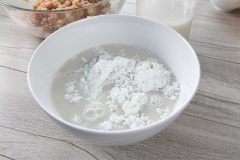 Bột bánh chuối: Vớt chuối đã sên ra tô lớn, dầm nát hoặc nhuyễn tùy thích. Lấy 100 gram bột năng, 60 gram bột gạo và 150 ml nước dảo dừa trộn đều hỗn hợp. Lần lượt đổ hỗn hợp bột đã trộn và phần nước đường trong chảo chuối còn lại vào trộn đều với chuối đã dầm.