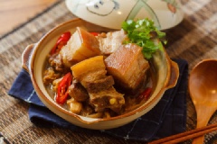 Thịt kho măng mềm ngon với thịt ba chỉ cắt hình con cờ, chiên sơ cho săn lại rồi cùng măng sẽ sợi nhỏ béo thơm, mặn cay hấp dẫn. Đây hứa hẹn sẽ là món ăn đưa cơm ngon tuyệt cho cả nhà.