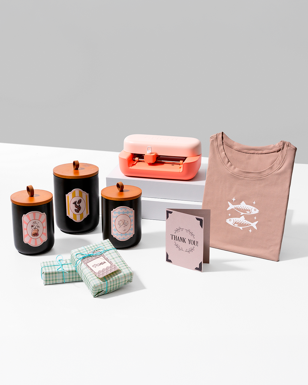 Projetos personalizados e equipamento Cricut em composi&ccedil;&atilde;o criativa