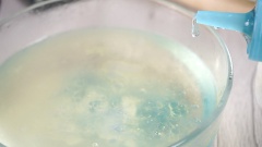 Chuẩn bị 1 tô lớn nước lạnh, sau đó đổ 150ml dầu ăn vào. Nhỏ từng giọt rau câu vào tô, giọt rau câu qua lớp dầu sẽ tạo thành hình viên tròn đều, sau đó sẽ chìm xuống phần nước đá để đông cứng lại, thành viên trân châu đậu biếc.