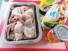 Chim cút làm sạch, rửa sạch, cắt làm đôi, ướp cùng 1 muỗng cà phê bột cà ri, 1 muỗng cà phê ngũ vị hương, 1/2 muỗng cà phê tiêu, 1 muỗng canh dầu hào, 1 muỗng canh nước tương, 1 muỗng cà phê đường, 1/2 muỗng cà phê bột tỏi; 1/2 muỗng cà phê bột hành. Mang bao tay trộn đều, để âu thịt vào ngăn mát tủ lạnh ít nhất 2 tiếng hay qua đêm càng tốt.