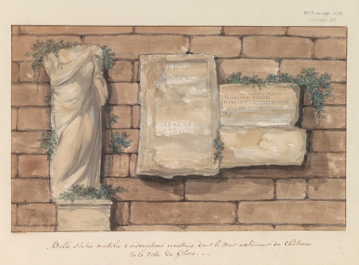 Beschadigd beeld en inscripties gemetseld in muur van kasteel in stad Gozo 1778