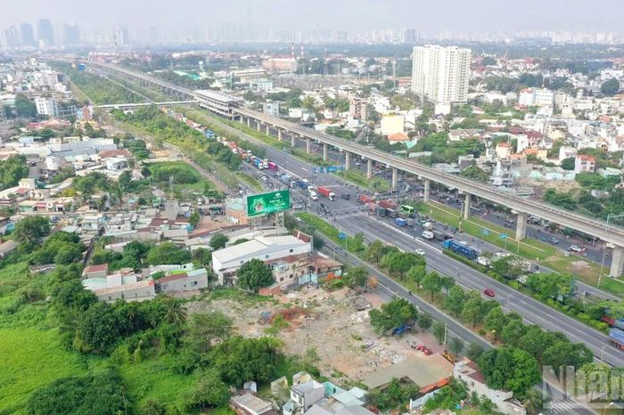 Người dân trên tuyến Vành đai 2 Thành phố Hồ Chí Minh tháo dỡ nhà, di dời bàn giao mặt bằng - Báo Nhân Dân