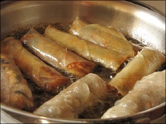 Bắc chảo lên bếp cho dầu ăn vào chảo, đợi dầu nóng thì thả từng cái chả giò vào chiên vàng giòn. Vớt ra để giấy thấm bớt dầu ăn nhé!