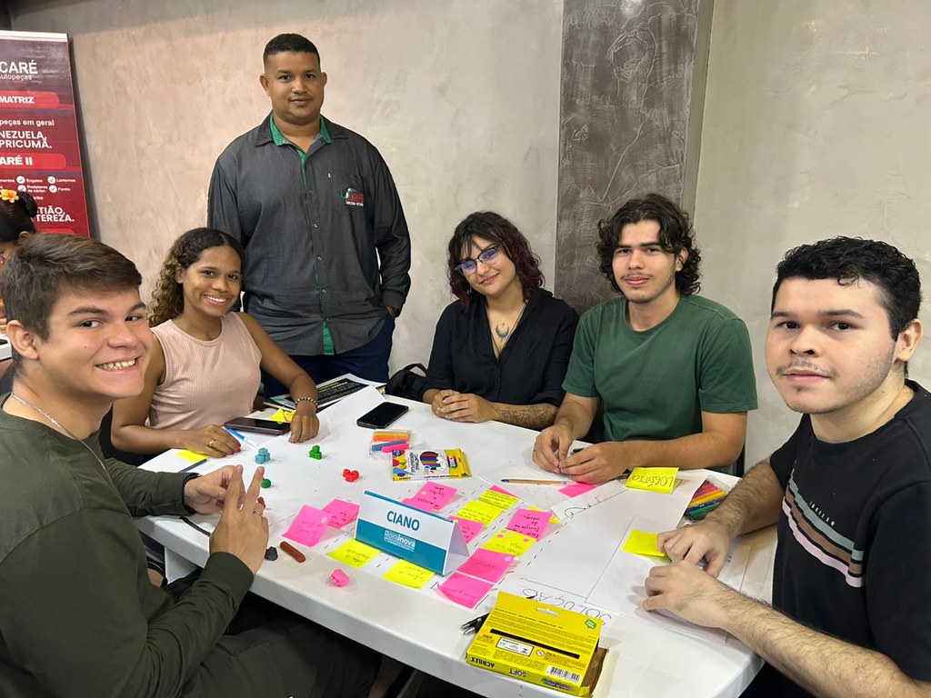 Empreendedores conversando em momento de networking no evento StartupON Roraima