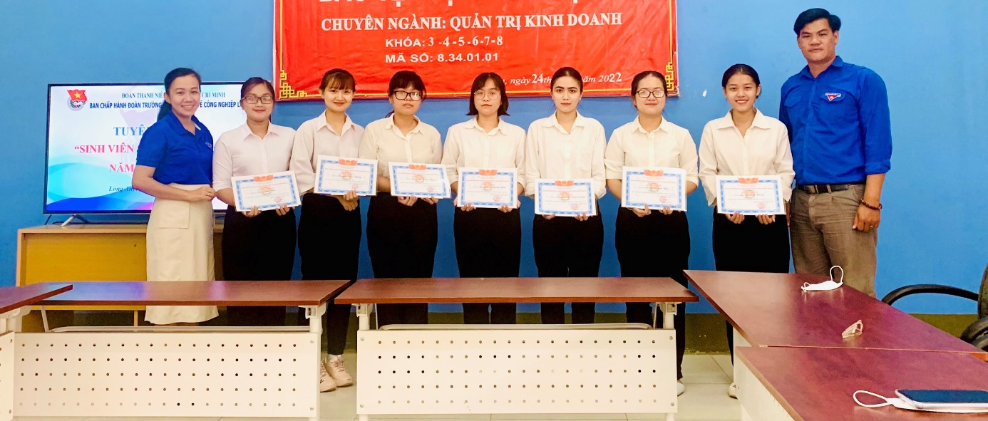 Các đoàn viên, sinh viên đạt danh hiệu “Sinh viên 5 tốt” Trường DLA