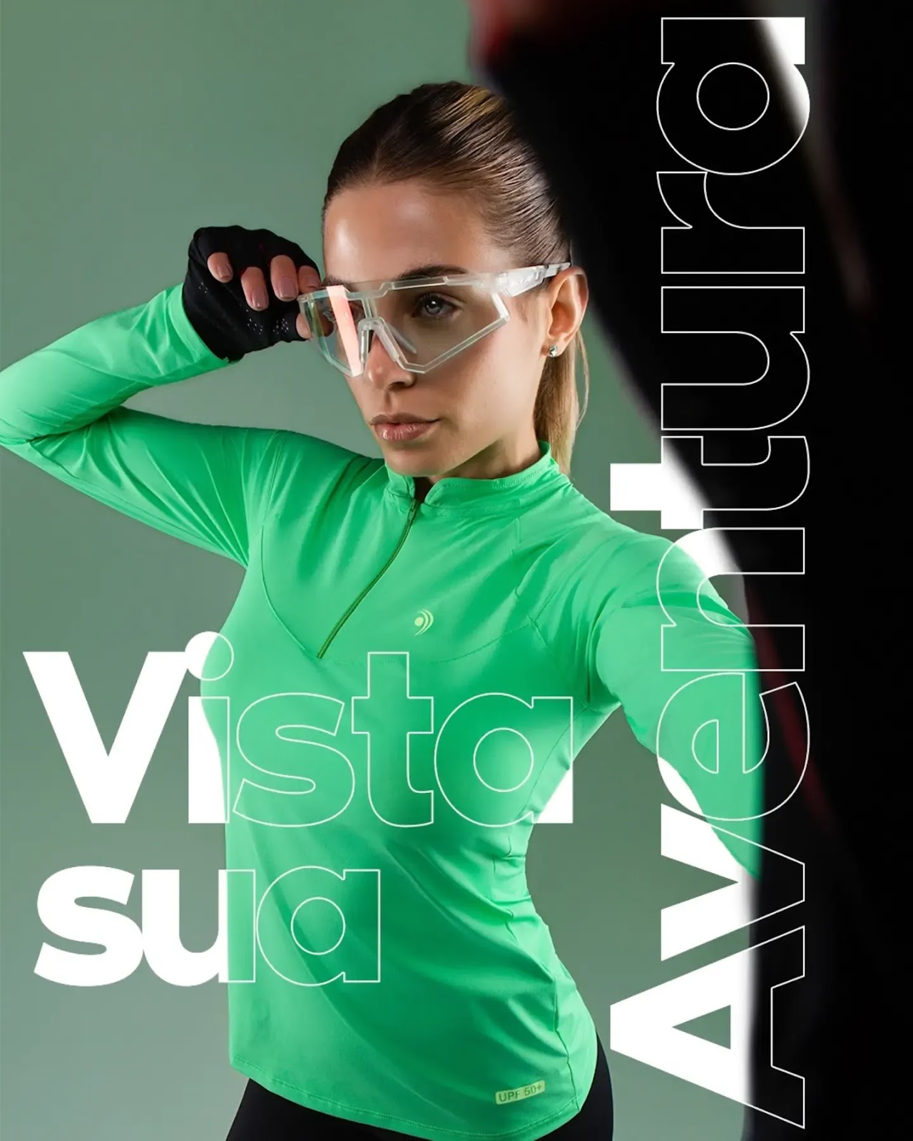 Modelo com �culos vestindo pe�a verde de manga longa da linha Estu�rio Fishing Co.