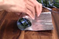 Cách nấu bánh tét chuối bằng nồi áp suất: Bọc giấy bạc xung quanh mỗi đòn bánh tét. Đặt các đòn bánh tét chuối vào nồi áp suất 5 lít. Đổ nước xâm xấp mặt bánh (khoảng 10 chén nước). Đặt chế độ ở áp suất cao, nấu bánh khoảng 45 phút. Sau đó, để yên nồi bánh thêm 45 phút ở chế độ giữ ấm.