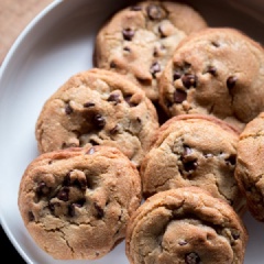 Với công thức làm bánh cookie chocolate chip giòn này, chị em nội trợ hay các mẹ bỉm sữa có thể làm cho bé cùng mọi người trong nhà nhâm nhi ăn vặt nửa buổi hoặc làm món bánh ăn sáng cùng sữa thay đổi chút khẩu vị vẫn được nha.