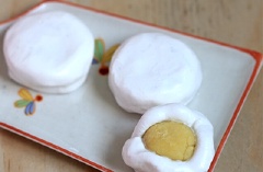 Trộn đậu xanh với phần đường và dầu ăn còn lại, cho đậu lên bếp sên đến khi đậu se lại, không dính tay. Chia đậu thành 10-12 viên nhỏ để làm nhân bánh. Phần đậu xanh còn lại trộn tơi cùng với 2g muối. Chia bột thành 10-12 viên, ấn dẹt và cho nhân đậu xanh vào giữa, nặn tròn và ấn hơi dẹt. Dùng lá chuối hoặc giấy bạc lót xuống đáy vỉ hấp, không lót kín để hơi nước có thể bốc lên. Hấp bánh trong 15 - 20 phút, chú ý khi hấp bánh bạn nên thỉnh thoảng mở nắp nồi hấp và lau bớt nước ở vung nồi để giữ cho bánh khô.