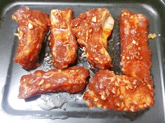 Bật lò nướng 200 độ C, thịt đã thấm bạn cho 1 muỗng canh dầu ăn vào sườn và đảo đều để khi nướng sườn không bị khô nhé, xếp sườn ra khay nướng rồi cho vào lò đã được làm nóng. Cứ 15 phút bạn trở mặt sườn rồi nướng tiếp như vậy khoảng 50 phút là sườn chín vàng đều.