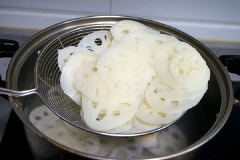 Nấu sôi nồi nước, cho củ sen bào vào chần sơ khoảng 1 phút rồi vớt ra nhúng vào nước lạnh để củ sen được giòn. Sau đó vớt củ sen ra, để ráo nước và cho vào tô. Tiếp đó thêm vào 1 muỗng mật ong, 1/2 muỗng muối, 1 muỗng giấm gạo, trộn đều và nêm nếm cho vừa miệng, thêm ớt khô cắt lát vào nếu thích ăn cay nhiều. Vậy là đã hoàn thành món nộm đơn giản, chua ngọt rồi.