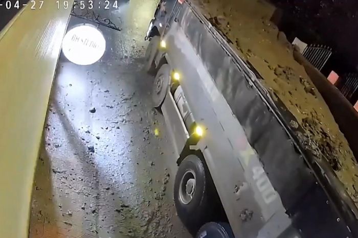 Tránh xe bus, xe tải phanh gấp, bùn đất tràn xuống đường - Đài Phát thanh và truyền hình Hà Nội