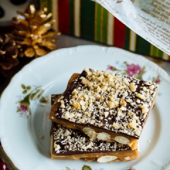 Chocolate hạnh nhân bơ cho vào hũ thủy tinh đậy kín có thể bảo quản 3 tháng ở nhiệt độ phòng, còn trong tủ lạnh là 6 tháng đấy. Ngày Valentine cũng đã đến gần, bạn hãy thử vào bếp và chuẩn bị ngay một mẻ chocolate hạnh nhân bơ dành tặng cho người yêu. Cách làm chocolate này khá dễ lại còn để được lâu nữa. Từng miếng chocolate hạnh nhân bơ giòn sựt, kết hợp giữa vị ngọt mặn của bơ, hạnh nhân bùi bùi và cuối cùng là chocolate đắng nhẹ. Còn chờ gì nữa mà chúng ta không nhanh tay lưu công thức và làm nào.