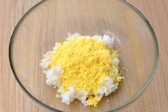 Chia cơm thành 3 phần, cho vào 3 cái chén khác nhau. Mỗi chén cho lần lượt jambon, lòng đỏ trứng gà, bông cải xanh vào, nêm dầu ôliu, muối, tiêu sao cho vừa ăn, trộn đều.