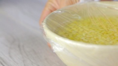 Chuẩn bị phần đậu xanh: sau khi được ngâm nở bạn chắc ráo nước, chế thêm nước lọc vào đậu sao cho nước sâm sấp, thêm 1/2 muỗng cà phê muối, trộn đều. Dùng màn bọc thực phẩm (loại sử dụng được trong lò vi sóng) bọc tô đậu xanh lại, cho vào lò vi sóng quay 10 phút ở 650 watz. Sau đó lấy đậu ra, thêm vào 50gr đường, trộn đều đường với đậu rồi dùng muỗng hoặc nĩa tán nhuyễn đậu ra.