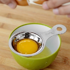 Trước hết, tách lòng đỏ và lòng trắng trứng thành 2 phần riêng biệt và bỏ vào 2 cái chén. Đặt sang một bên.