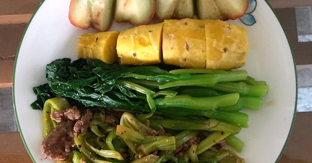 Bữa trưa EAT CLEAN: khoai lang nướng lò vi sóng, thịt bò xào rau cần, cải ngọt luộc, roi đỏ