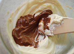 Trộn đều cream cheese (kem phô mai) với chocolate đun chảy để làm nhân bánh. Nếu không kiếm được kem phô mai thì các bạn có thể thay thế bằng các loại nhân khác như: mứt hoặc kem bơ.