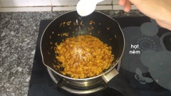 Sau đó cho con ruốc khô vào, tiếp theo là nước màu điều rồi nêm hạt nêm cho vừa vị và cuối cùng được hỗn hợp bơ, tỏi, ruốc.