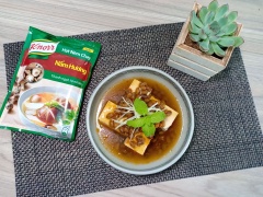 Thưởng thức đậu hủ non hấp tương hột với cơm nóng. Món đậu hủ non hấp tương hột vị đậm đà ngon cơm lắm nhé.