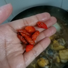 Dùng đũa đảo nhẹ tay cho trứng thấm sốt me. Nhớ đảo nhẹ nhàng để trứng không bị nát. Hạ nhỏ lửa, rửa sạch ớt khô cho vào chảo trứng đang sốt, rim trứng trong nước sốt cho cạn bớt nước. Thấy sốt cạn sền sệt là được. Tắt bếp, múc trứng ra dĩa, rắc ít đậu phộng rang lên, ăn kèm với rau răm và chấm muối tiêu chanh.