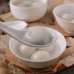Bánh trôi nhân mè đen có thể ăn không, hoặc dùng kèm với nước đường nóng. Vỏ bánh trôi nước dẻo dai, hòa quyện với nhân mè đen béo và thơm phức, cùng nước đường ngọt thanh. Không tốn nhiều thời gian để bạn có thể chế biến ra món bánh trôi nhân mè đen thơm ngon cho cả gia đình cùng thưởng thức.