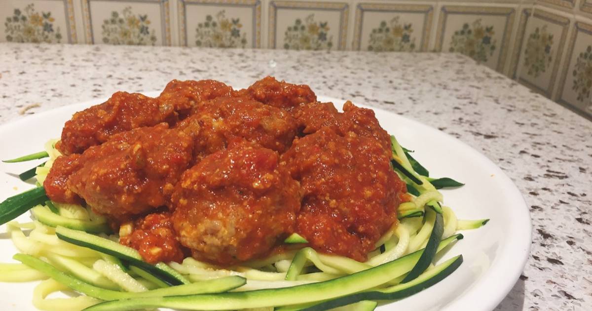 Spaghetti bí ngòi và gà tây viên