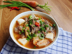 Hoàn thành, múc canh kim chi thịt bò cay ra tô và thưởng thức. Canh kim chi thịt bò cay có vị cay cay, chua chua đặt trưng của kim chi Hàn quốc, nấu cùng thịt bò dai dai, tỏa hương thơm đặc trưng. Món này thích hợp cho bữa cơm ngày lạnh.