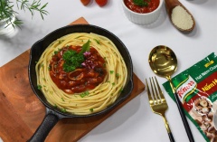 Khi ăn gắp mì ra đĩa, rưới sốt lên trên, rắc thêm một ít ngò tây băm nhuyễn nữa là hoàn tất một đĩa mì chay đẹp mắt và chất lượng. Từng sợi mì Ý dai dai áo đều nước sốt nấm cà chua, chua ngọt thanh nhẹ hòa quyện cùng độ ngọt, mềm, sần sật của nấm. Với món ăn này thì ăn chay vẫn rất ngon đúng không các bạn.