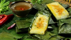 Lấy bánh nậm ra khỏi nồi. Lột vỏ, cho vào đĩa, thêm ít hành phi, rưới nước mắm lên và bắt đầu thưởng thức món bánh nậm Huế do chính tay mình làm. Vậy là từ nay, với cách làm bánh nậm đơn giản này, không cần phải ra hàng quán hay đến tận xứ Huế xa xôi, bạn vẫn có thể thưởng thức món bánh trứ danh này ngay tại nhà nhé!