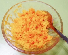 Trứng muối cho vào nồi hấp chín hoặc nướng chín đều được, lấy lòng đỏ trứng muối ra dùng thìa tán nhuyễn.