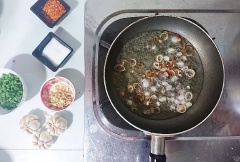 Đun nóng dầu ăn, phi vàng hành, sả cho ra chén nhỏ, tỏi băm nhuyễn, đổ phần dầu còn nóng vào cùng với hành lá và đảo đều.
