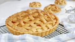 Bánh táo nướng - Apple pie là một trong những món bánh cơ bản mà bất cứ bạn nào thích làm bánh đều muốn thử một lần, cách làm bánh táo đơn giản nhưng mùi vị và hương thơm bánh mang lại rất hấp dẫn thơm ngon. Đặc biệt, bạn có thể thay đổi nhiều loại nhân mặn ngọt khác nhau như thơm, đào, xúc xích,...theo sở thích nhé, cùng làm ngay những chiếc bánh xinh xắn cho bạn bè, gia đình mình thưởng thức thôi.