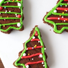 Bánh brownie hình cây thông noel được trang trí rất tinh xảo và nhỏ gọn. Bánh thực sự mềm và tuyệt vời. Chỉ cần cắn thử 1 miếng thôi và bạn sẽ cảm nhận được hương thơm đặc trưng của cacao ngay rồi nhé!
