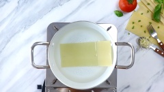 Đun sôi nồi nước, cho lá Lasagna vào chần sơ khoảng 3 phút rồi dùng kẹp gắp ra. Nên chần từng 1-2 lá/ lần để các lá không dính vào nhau. Cách làm lasagna là không nên chần quá lâu vì sau khi nướng Lasagna sẽ dễ bị nát.