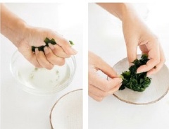 Rong biển cho vào tô, thêm nước ấm ngâm 10 phút cho nở. Sau thời gian ngâm rong biển, đổ nước đi, vắt kiệt nước ở rong biển sau đó cho vào tô.
