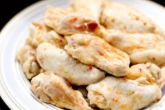 Cánh gà làm sạch, ướp với 1 muỗng canh nước mắm, 1 muỗng canh hạt thì là, 1 muỗng canh nước tương, 1/2 muỗng cà phê ớt bột, 1/2 muỗng cà phê muối, 1 muỗng cà phê đường trắng, 1 muỗng canh nước màu, 1/2 muỗng cà phê tiêu khoảng 30 phút cho ngấm gia vị.
