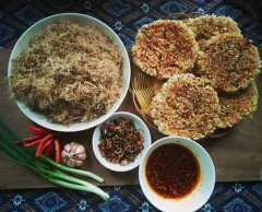 Làm sốt cơm cháy chà bông: 2 muỗng canh đường, 2 muỗng canh nước mắm và 2 muỗng canh nước lọc. Bạn có thể thêm bột ớt nếu thích ăn cay. Phết hỗn hợp sốt đã chuẩn bị lên bề mặt bánh, sau đó rắc chà bông lên trên cùng. Bạn có thể ăn ngay, cũng có thể ăn kèm với ít dưa chua và tương ớt. Bảo quản ở nơi kín gió và cũng không nên bảo quản lâu quá cơm cháy chà bông sẽ hỏng hoặc không còn giòn nữa. Cách làm cơm cháy chà bông đơn giản quá phải không nào, rảnh rỗi các bạn làm thử ăn nhé, sẽ bất ngờ vì hương vị đó.