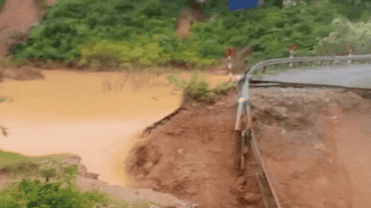 Quốc lộ 12 đoạn qua Lai Châu bị lũ cuốn bay nền đường, khi nào mới thông xe? - Báo Sức Khỏe &amp; Đời Sống