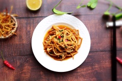 Cho salad hoa kim châm trộn tỏi ớt ra đĩa, dọn ra mâm cơm và dùng ngay. Món salad hoa kim châm dùng ăn khai vị rất tuyệt vời nhé. Lâu lâu thử hãy thay đổi khẩu vị cho bữa cơm gia đình được ngon miệng hơn với món salad trộn mới lạ này.