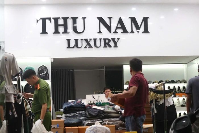 Phát hiện cơ sở kinh doanh gần 1.800 sản phẩm thời trang giả mạo nhãn hiệu nổi tiếng - Chuyên trang An Ninh Thủ Đô - Báo Công an nhân dân