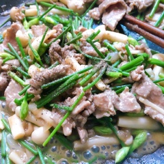 Sau khi cho đường, hãy nhanh tay cho 2 muỗng canh dầu hào Maggi, 40ml nước cam, 100gr bông hẹ vào đảo đều và tắt bếp.