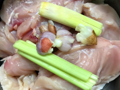 Ức gà mua về rửa sạch, cắt bỏ phần thừa, đem luộc với hai củ hành tím đập dập một miếng gừng nhỏ đập dập, hành tím, 1 củ sả, 1 muỗng cà phê bột canh. Trong quá trình luộc hớt sạch bọt nổi lên.
