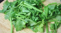 Cần tây rửa sạch cắt nhỏ. Cải bó xôi rửa sạch, cắt khúc. Xà lách rửa sạch.